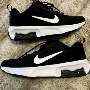 Nike Air Max Interlock Lite Women’s sneakers. Excellent New Condition.